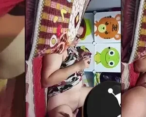 Thanh niên chơi lớn bắt mẹ cởi quần ra để quay phim cho bạn bè xem